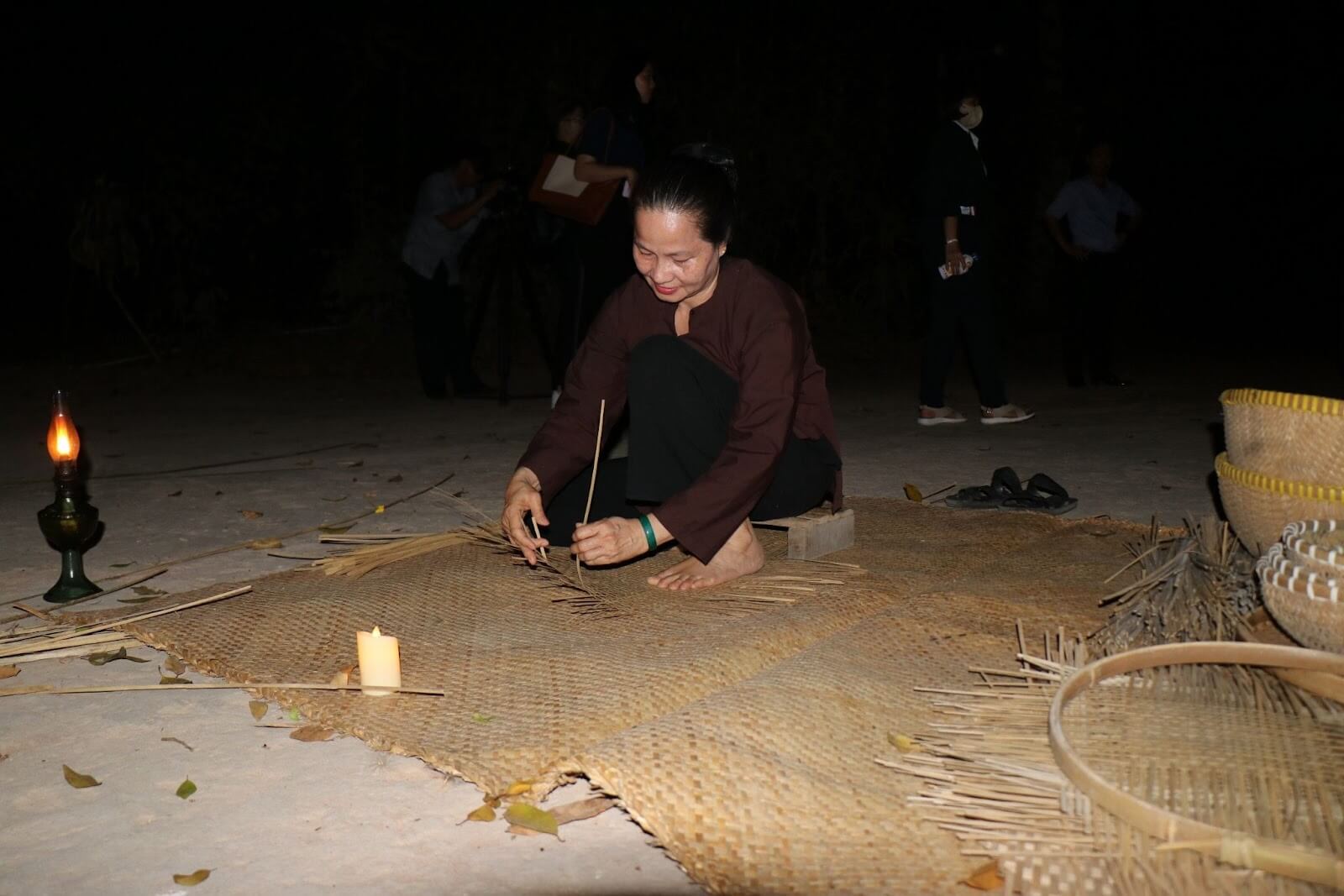 Hoạt động đan lưới dưới ánh trăng trong chương trình