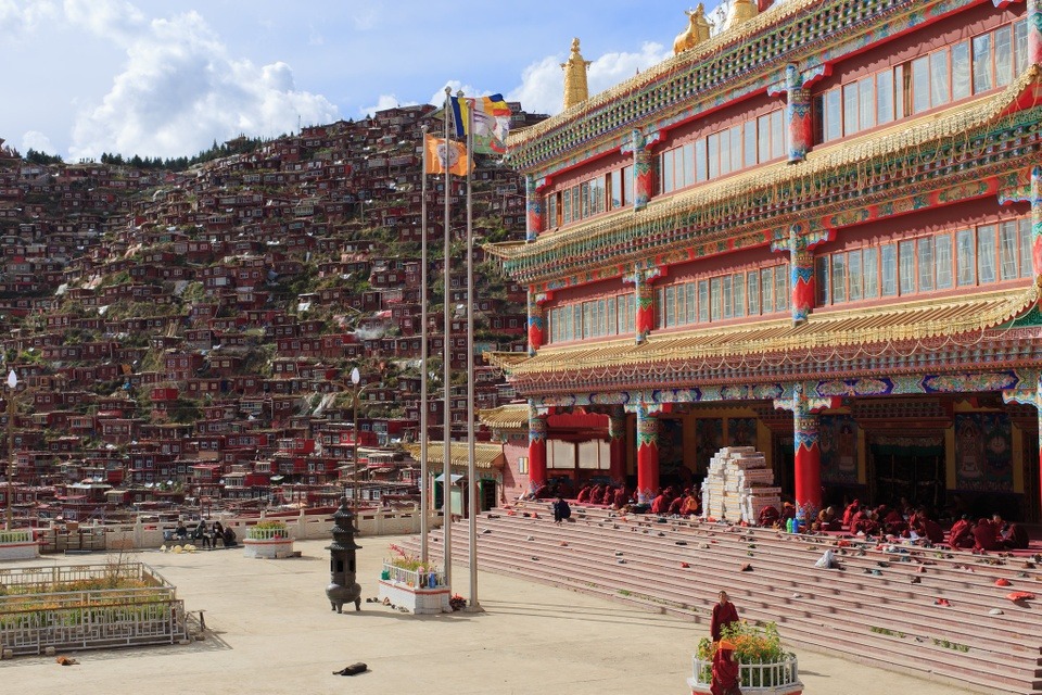 Học viện Phật giáo Larung Gar là quần thể kiến trúc đồ sộ với hàng chục nghìn ngôi nhà gỗ đỏ.