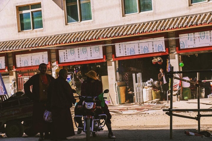 Học viện Phật giáo Larung Gar là quần thể kiến trúc đồ sộ với hàng chục nghìn ngôi nhà gỗ đỏ.