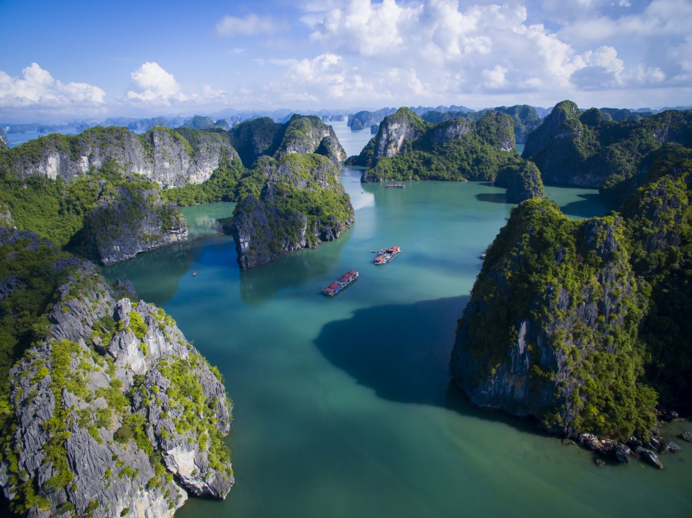 Bái Tử Long, vịnh đẹp không kém vịnh Hạ Long.