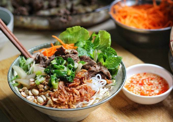 Bún bò Nam Bộ, còn được gọi là bún bò xào.