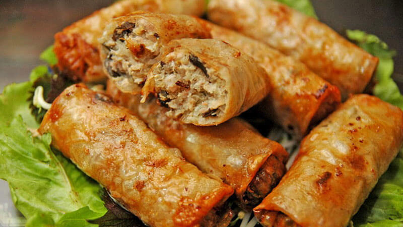 Chả giò, còn gọi là nem rán, xếp thứ 9 trong danh sách và là một món ăn truyền thống phổ biến của người Việt Nam.