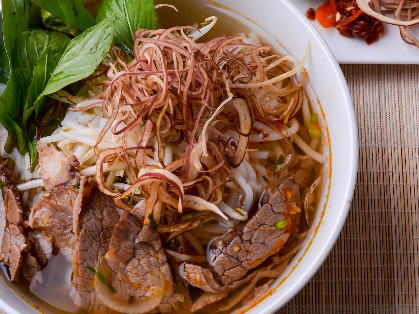 Bún bò Huế là một món ăn phổ biến trong các bữa sáng, trưa và tối của người Việt.