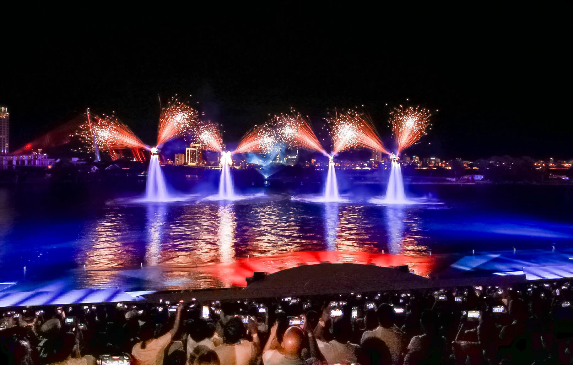 14 tiếng chuẩn bị mỗi ngày cho show pháo hoa hàng đêm tại Đà Nẵng- Ảnh 1. Kỳ ảo và ngoạn mục là những điều khán giả có thể trải nghiệm ở show diễn có một không hai này