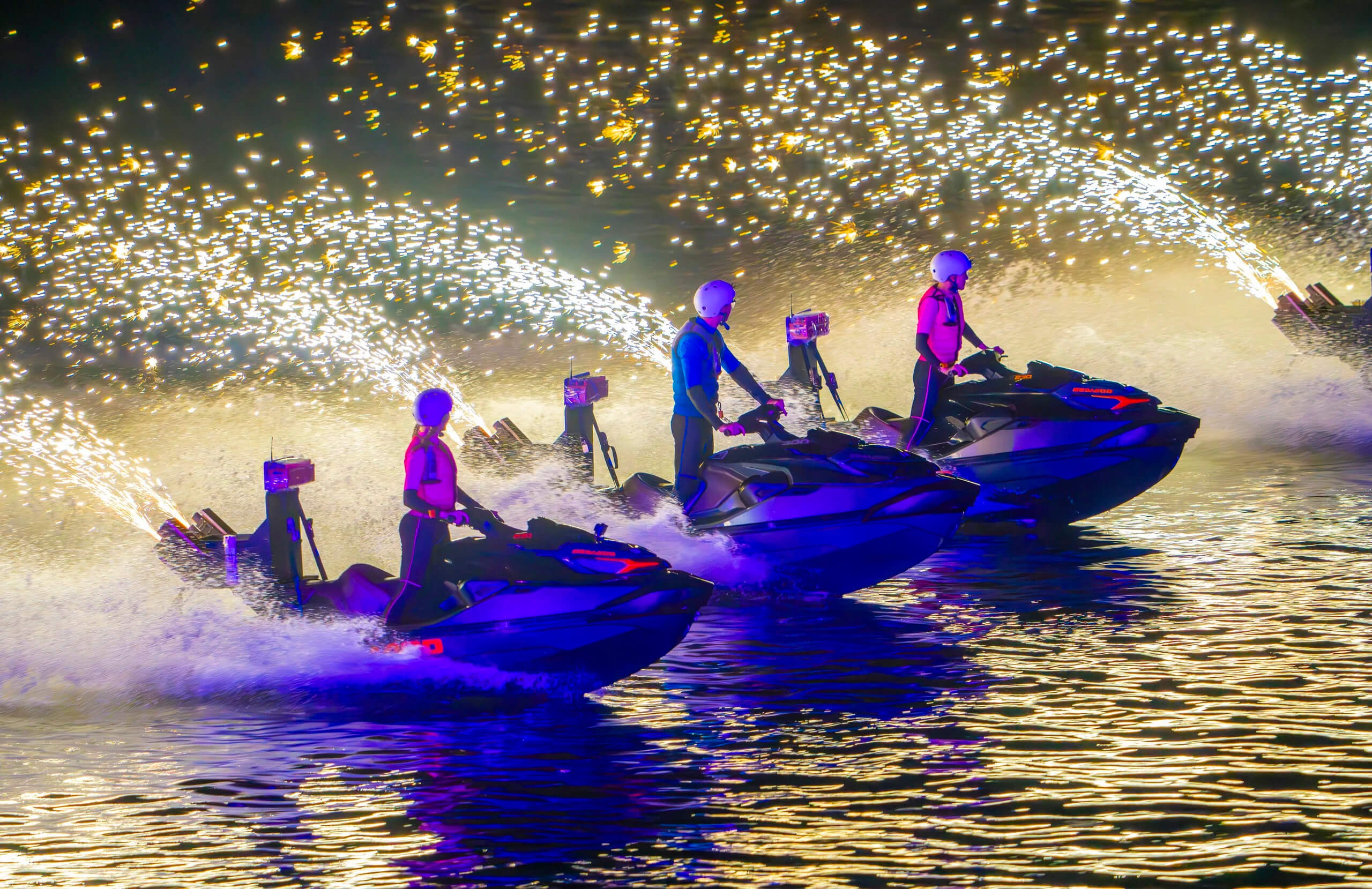 14 tiếng chuẩn bị mỗi ngày cho show pháo hoa hàng đêm tại Đà Nẵng- Ảnh 1. Những cú "drift" ngoạn mục trên mặt nước với hiệu ứng pháo hoa theo sau của các vận động viên jetski