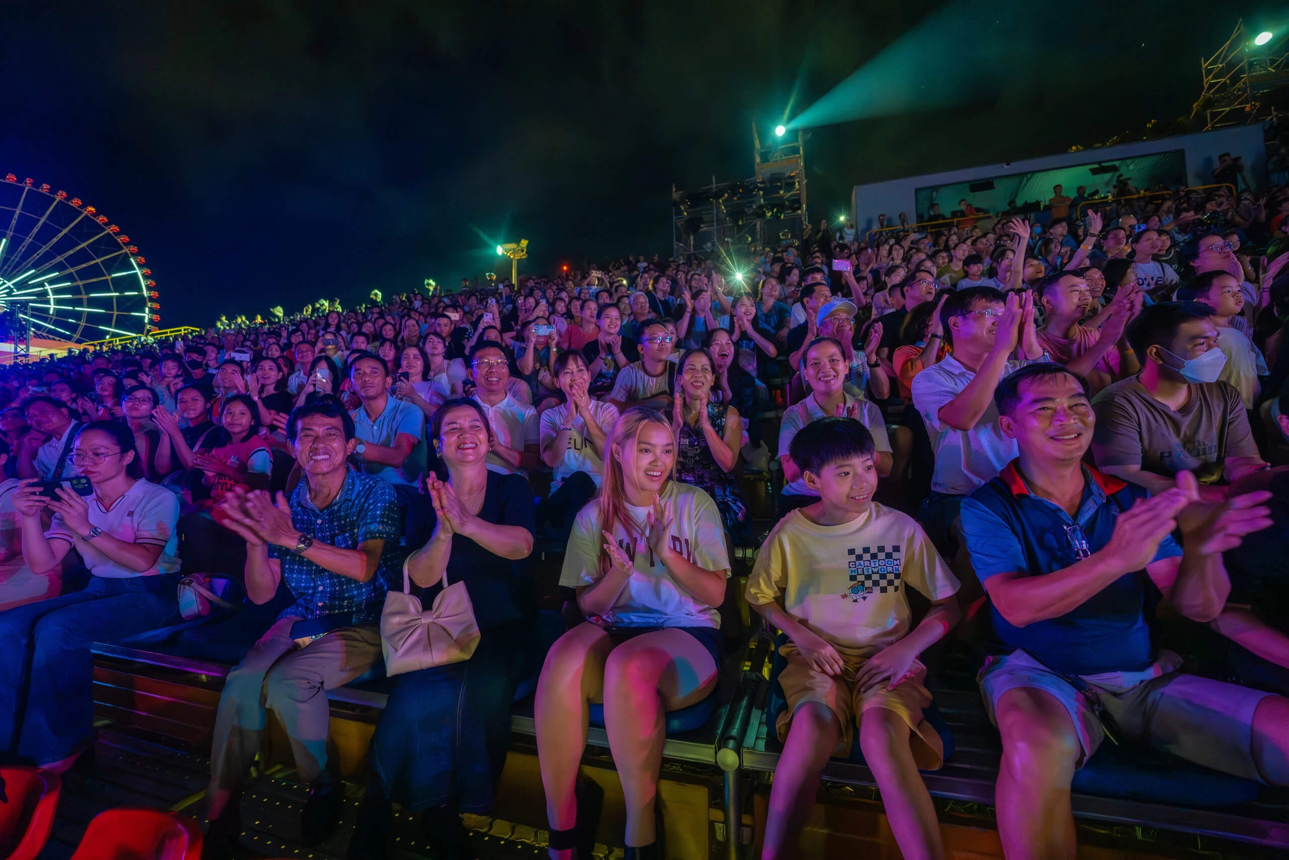 14 tiếng chuẩn bị mỗi ngày cho show pháo hoa hàng đêm tại Đà Nẵng- Ảnh 1. Khán giả phấn khích và vỗ tay không ngớt với những màn pháo hoa mãn nhãn trong Symphony of River