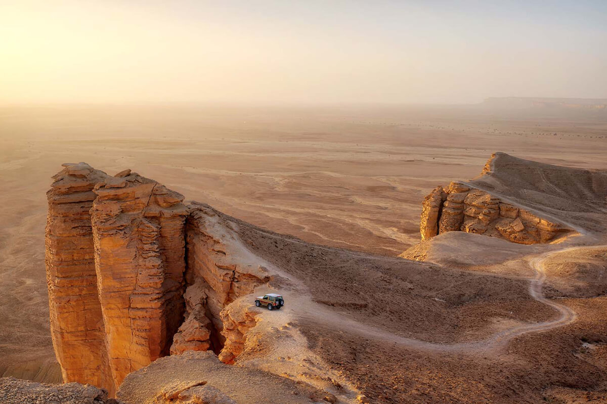 Khung cảnh hoàng hôn từ vách đá "Bên rìa thế giới" tại Arab Saudi.