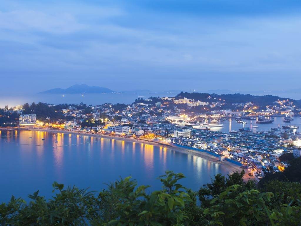 Peng Chau được giới thiệu là một hòn đảo yên bình với rất ít xe cộ, nổi bật với những con đường đi bộ đẹp, các ngôi đền truyền thống và mang đến cho du khách cảm giác về một nhịp sống thư thái giữa lòng Hong Kong sôi động.