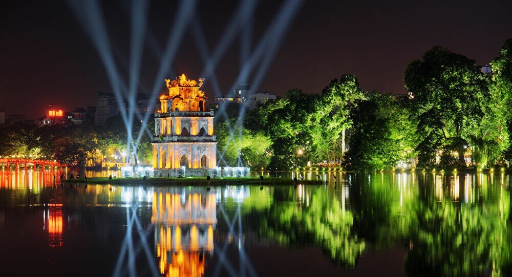 Hồ Hoàn Kiếm, hay còn gọi là Hồ Gươm, nằm ngay trung tâm Hà Nội và được coi là biểu tượng của thành phố.