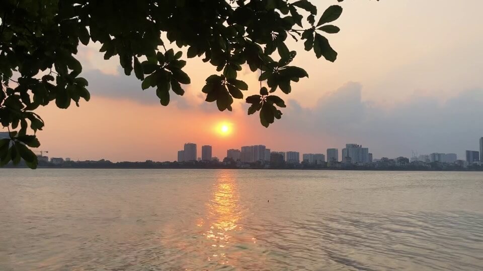 Hồ Tây, với diện tích lớn nhất ở Hà Nội, được ví như "lá phổi xanh" của thành phố.