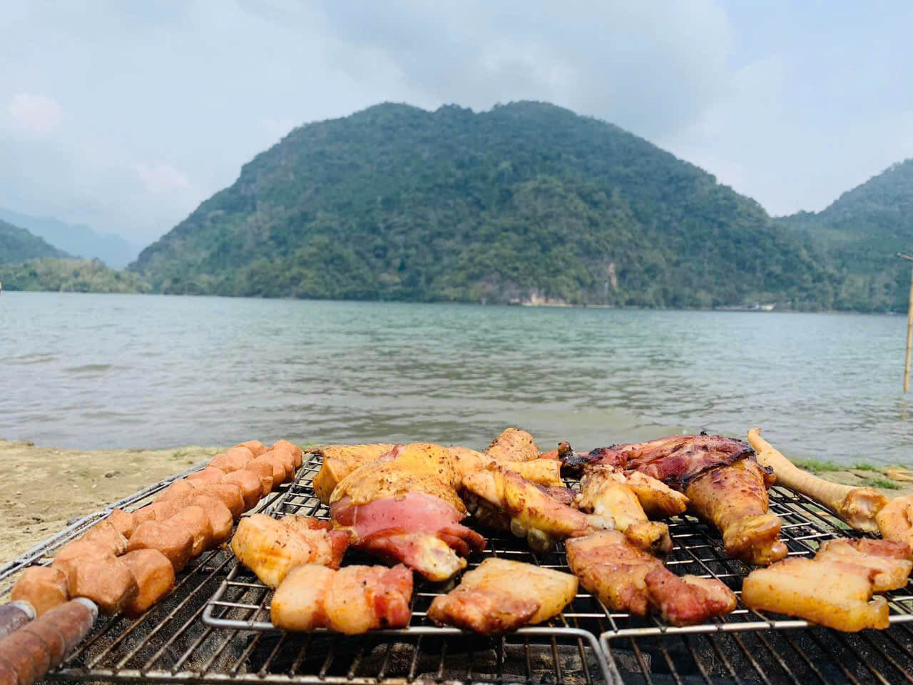 Du khách cắm trại cạnh hồ Ba Bể.