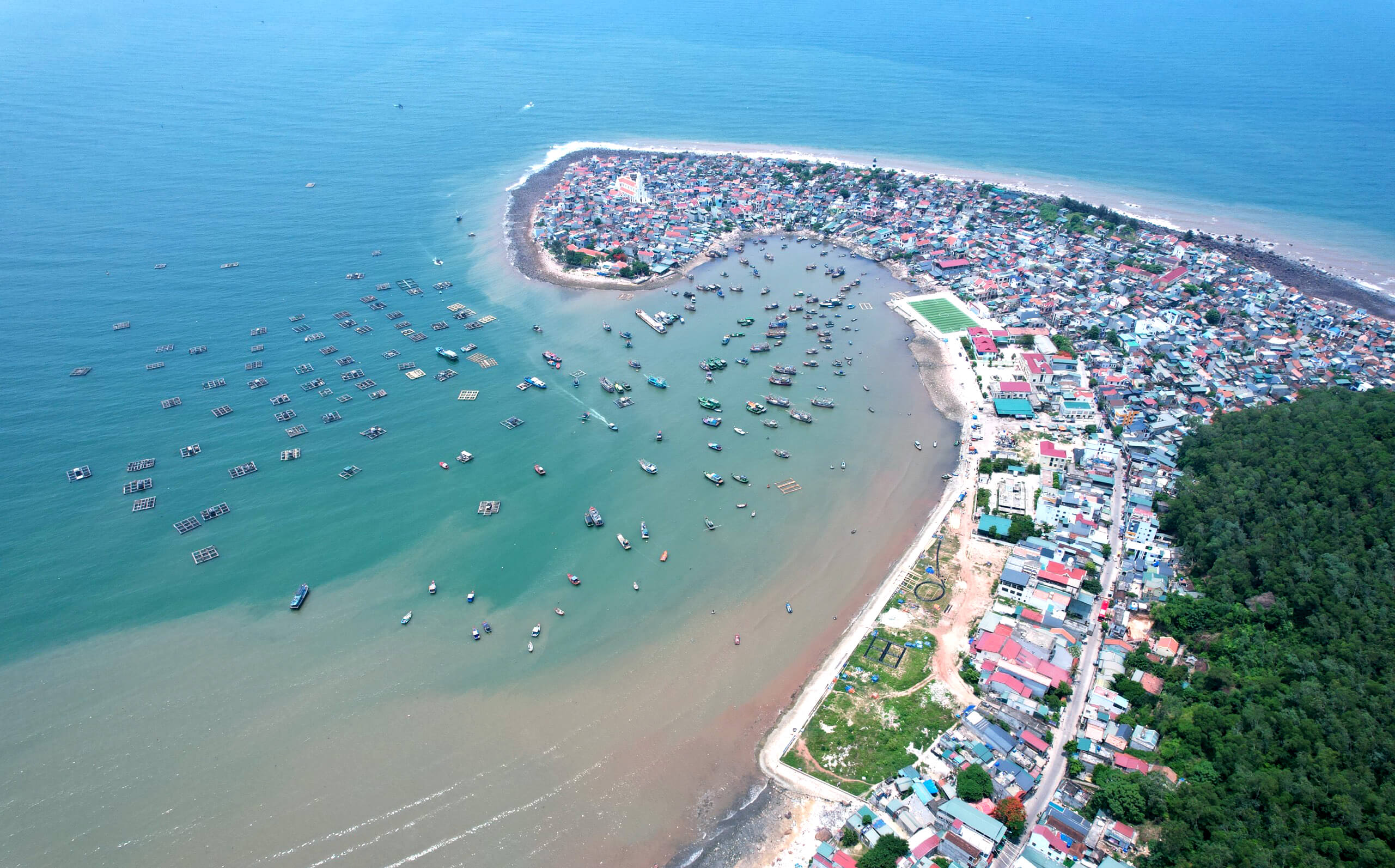 Vẻ đẹp hoang sơ, thanh bình của Bãi Đông, bán đảo Nghi Sơn nhìn từ trên cao.