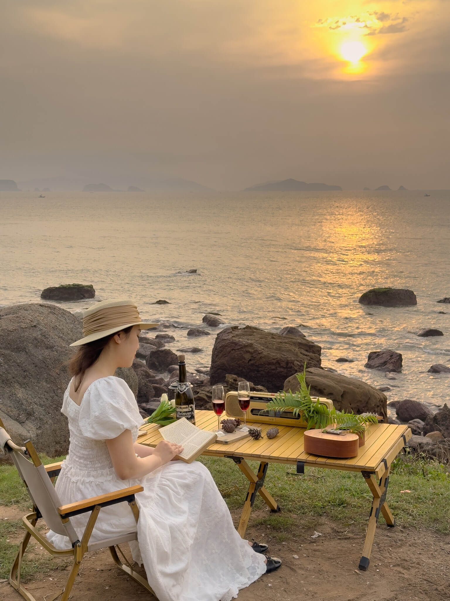 Cảnh bình minh hay hoàng hôn tại Bãi Đông được du khách đặc biệt yêu thích.