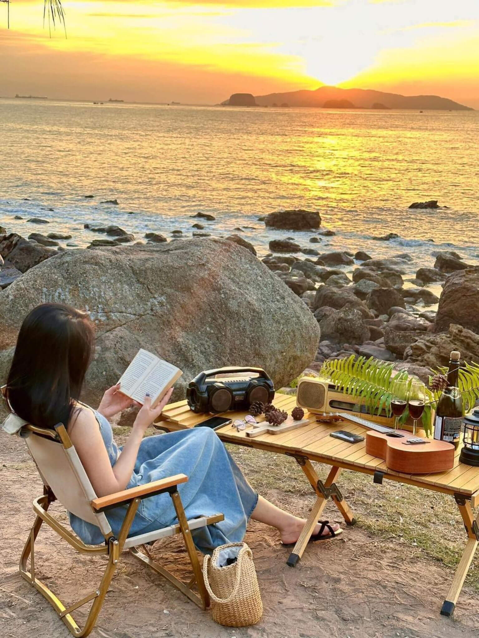 Cảnh bình minh hay hoàng hôn tại Bãi Đông được du khách đặc biệt yêu thích.