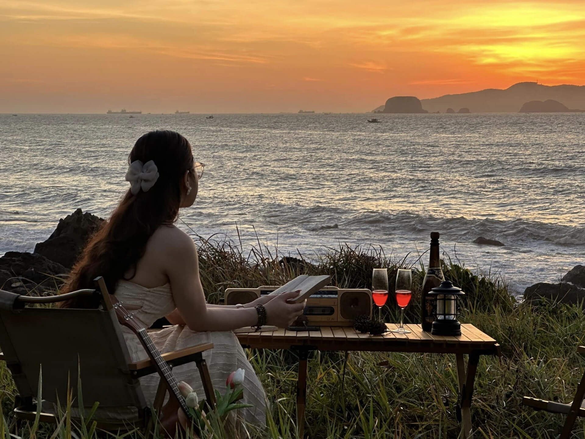 Chi phí cho một buổi chụp bình minh/hoàng hôn và thuê sắp xếp bối cảnh vào khoảng 300.000 đồng.