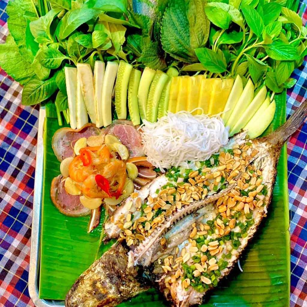Nhà hàng Tre Vàng có sức chứa 100 khách, phục vụ các món ăn Âu và Á theo yêu cầu.