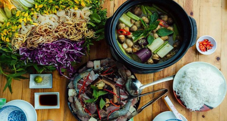 Nhà hàng Tre Vàng có sức chứa 100 khách, phục vụ các món ăn Âu và Á theo yêu cầu.