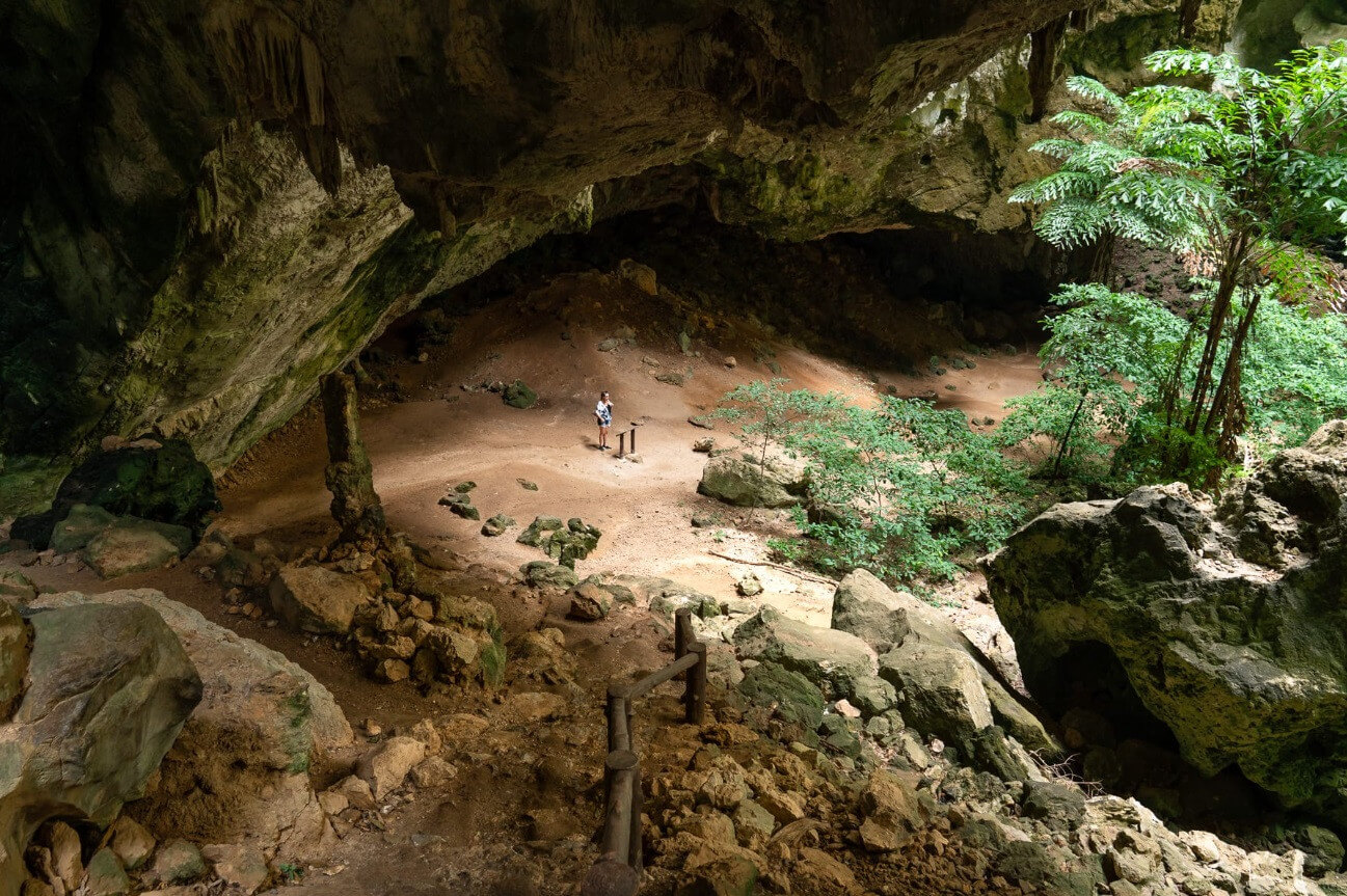 Nằm trong quần thể vườn quốc gia Khao Sam Roi Yot, thuộc tỉnh Prachuap Khiri Khan, hang Phraya Nakhon được một người dân phát hiện khoảng 200 năm trước.