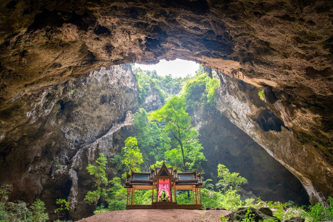 Ấn tượng trước vẻ đẹp thiên nhiên nơi đây, năm 1890, Hoàng gia Thái Lan đã cho xây dựng ngôi đền dát vàng Kuha Kharuehat trên một mô đất nằm ngay dưới hố sụt trong hang.