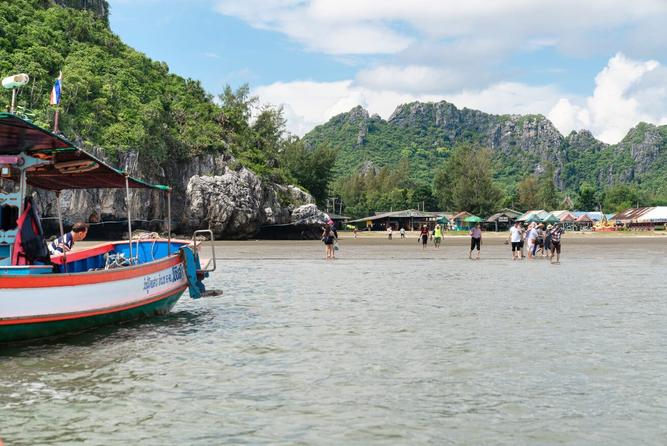 Theo trang It's better in Thailand, để tới được hang, du khách phải thuê thuyền đến bãi biển Laem Sala, hoặc đi bộ khoảng 30 phút qua đường đồi để tới bãi biển. Vé đi thuyền dao động từ 150 đến 200 Baht (hơn 100.000 đồng) mỗi người.
