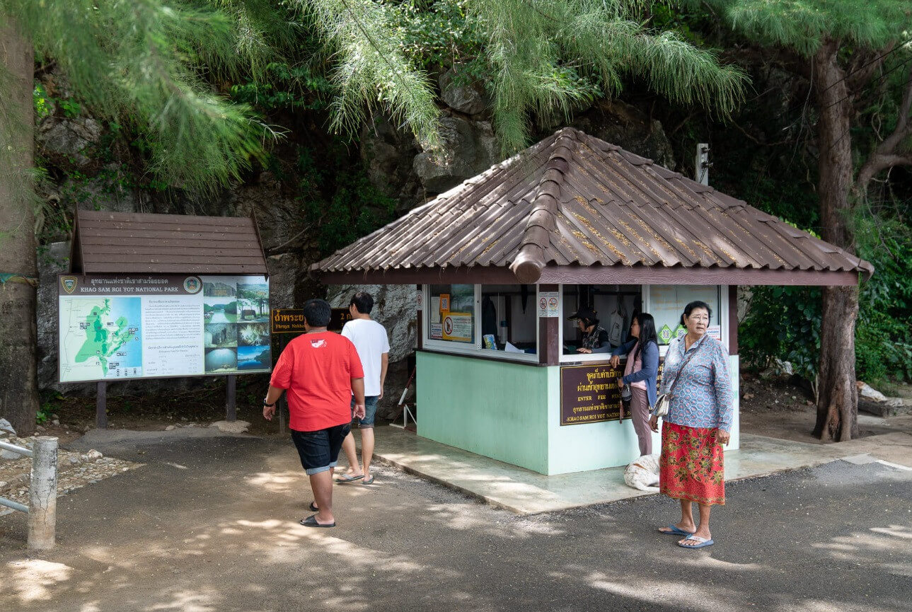 Người dân địa phương cho biết, từ bên ngoài leo lên cửa hang là hành trình đi bộ khá vất vả, vì thế cần giữ sức, không cần đi quá nhanh.