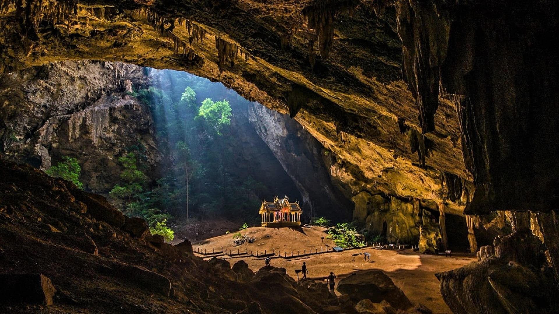 Du khách nên tới hang vào mùa khô, từ tháng 12 đến tháng 5 năm sau. Nơi đây đón khách từ 6h30 đến 18h hàng ngày.