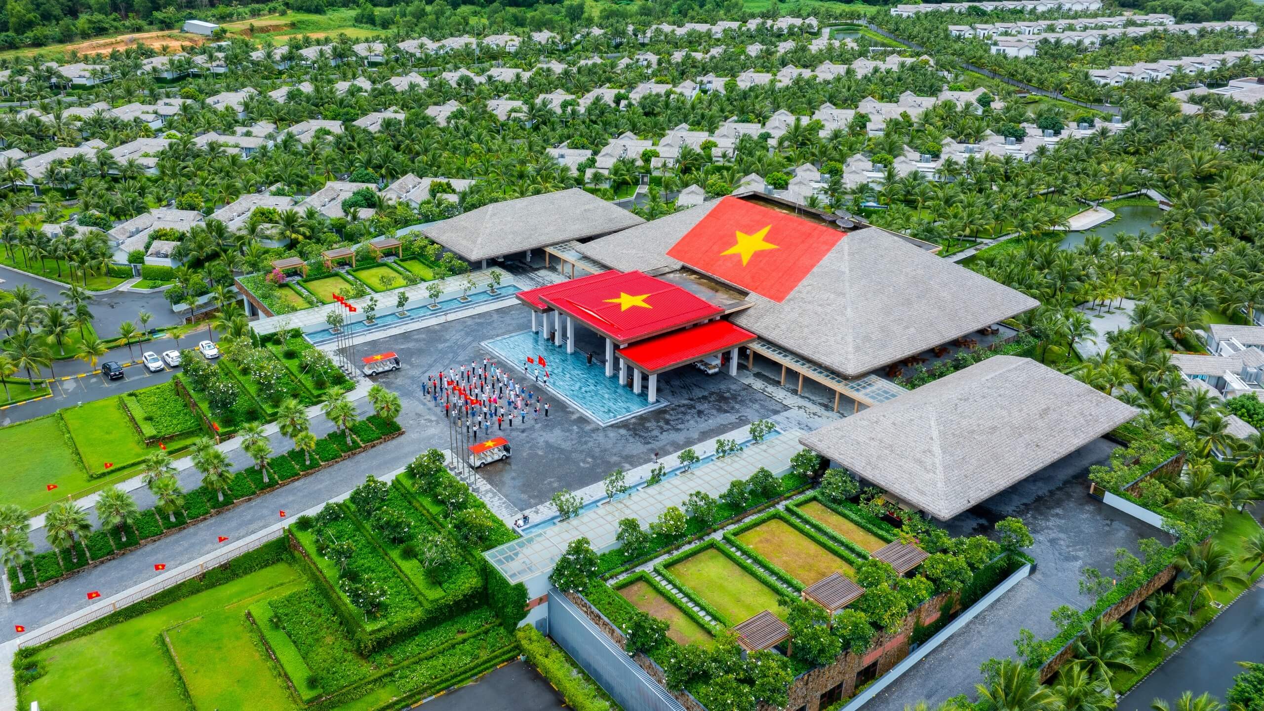 Nằm giữa khung cảnh thiên nhiên hùng vĩ của đảo ngọc Phú Quốc, lá cờ đỏ sao vàng rực rỡ, sừng sững trên mái tòa nhà sảnh chính của New World Phu Quoc Resort, không chỉ là một điểm nhấn kiến trúc ấn tượng mà còn là biểu tượng mạnh mẽ của niềm tự hào dân tộc và tình yêu đất nước sâu sắc