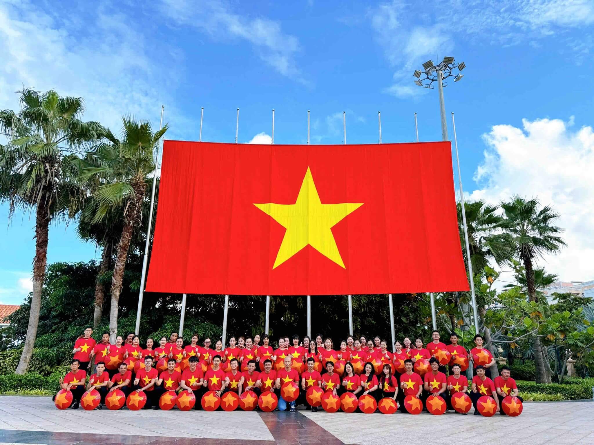 Ghé thăm Thị trấn Hoàng Hôn và Sun World Hon Thom, du khách Việt sẽ không khỏi cảm thấy sự tự hào dâng trong lồng ngực, còn du khách quốc tế đầy tò mò thích thú, bởi mọi con đường, mọi ngóc ngách đều rực rỡ cờ hoa, chào mừng kỷ niệm 79 năm Quốc khánh Việt Nam.
