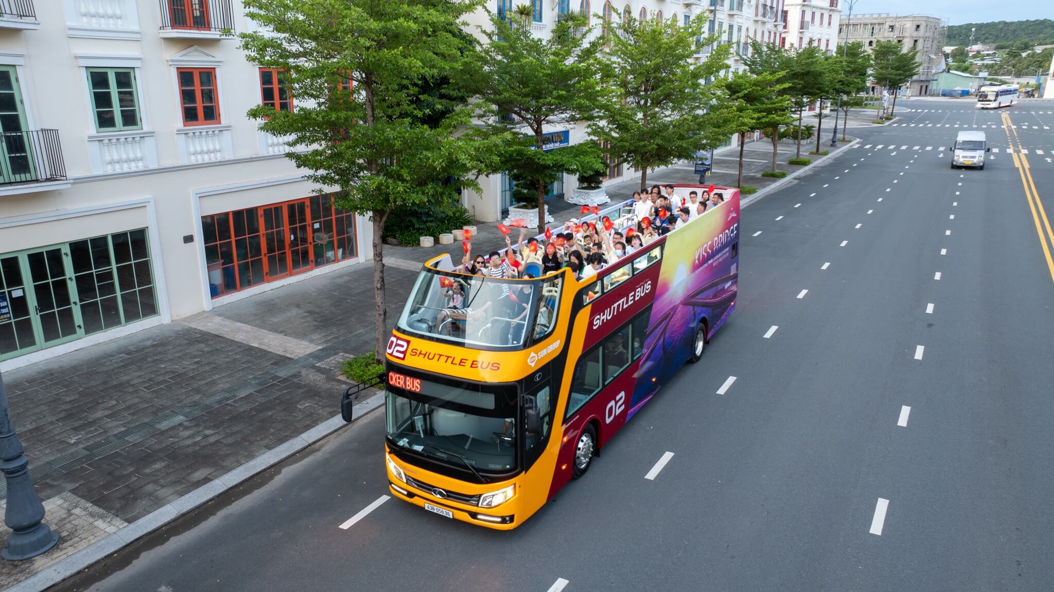 Không chỉ được trang hoàng với hàng nghìn lá cờ Tổ quốc lớn nhỏ, mỗi điểm đến, mỗi trải nghiệm ở đây đều khiến du khách bất ngờ. Bắt đầu hành trình với xe bus 2 tầng, du khách sẽ được mượn mũ sơn cờ đỏ sao vàng và cờ cầm tay để ghi lại những bức ảnh thật ấn tượng