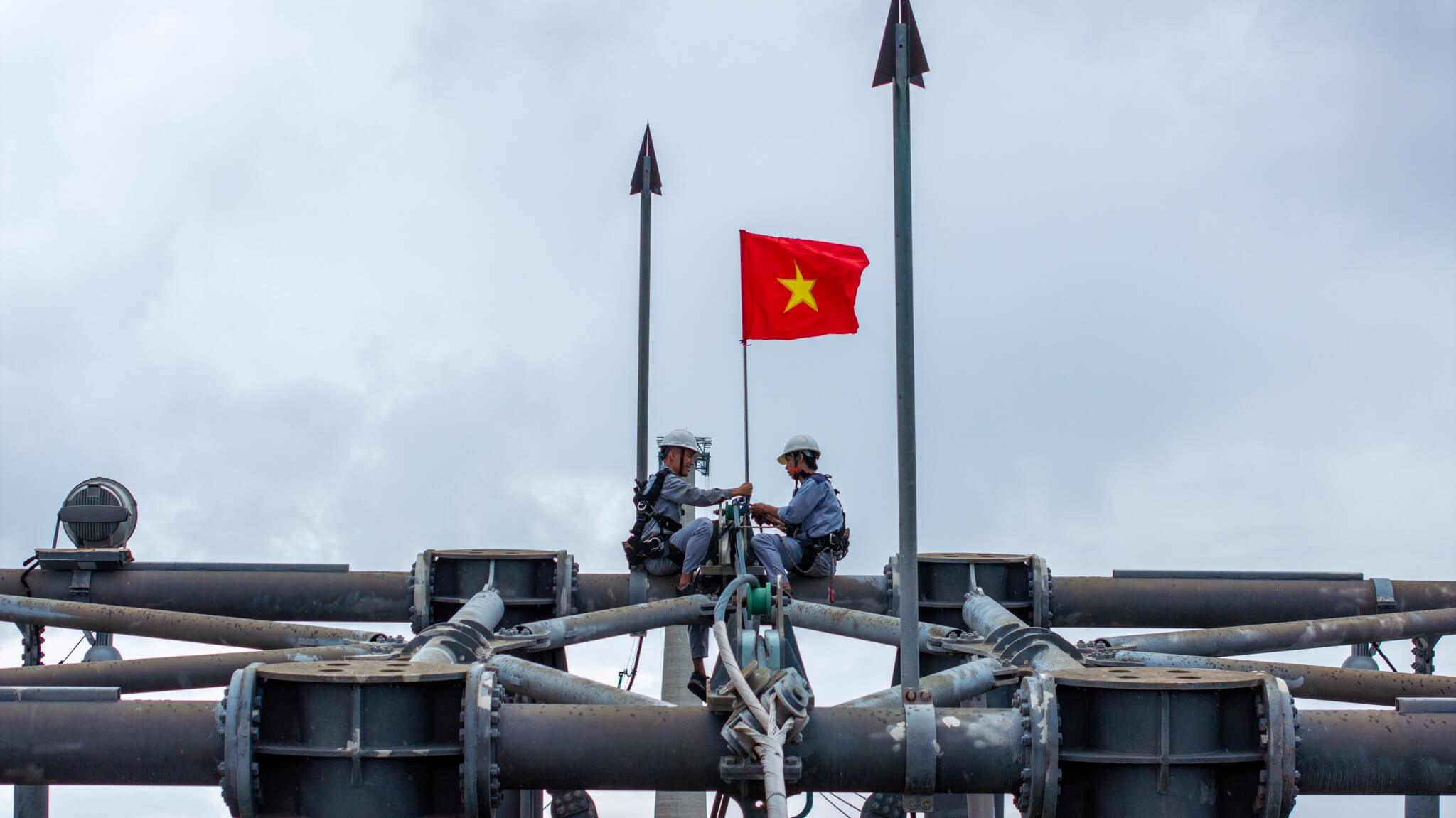 Kỹ sư cáp treo kỳ công mang những lá cờ Tổ quốc lên đỉnh trụ cáp cao đến gần 200m giữa biển khơi