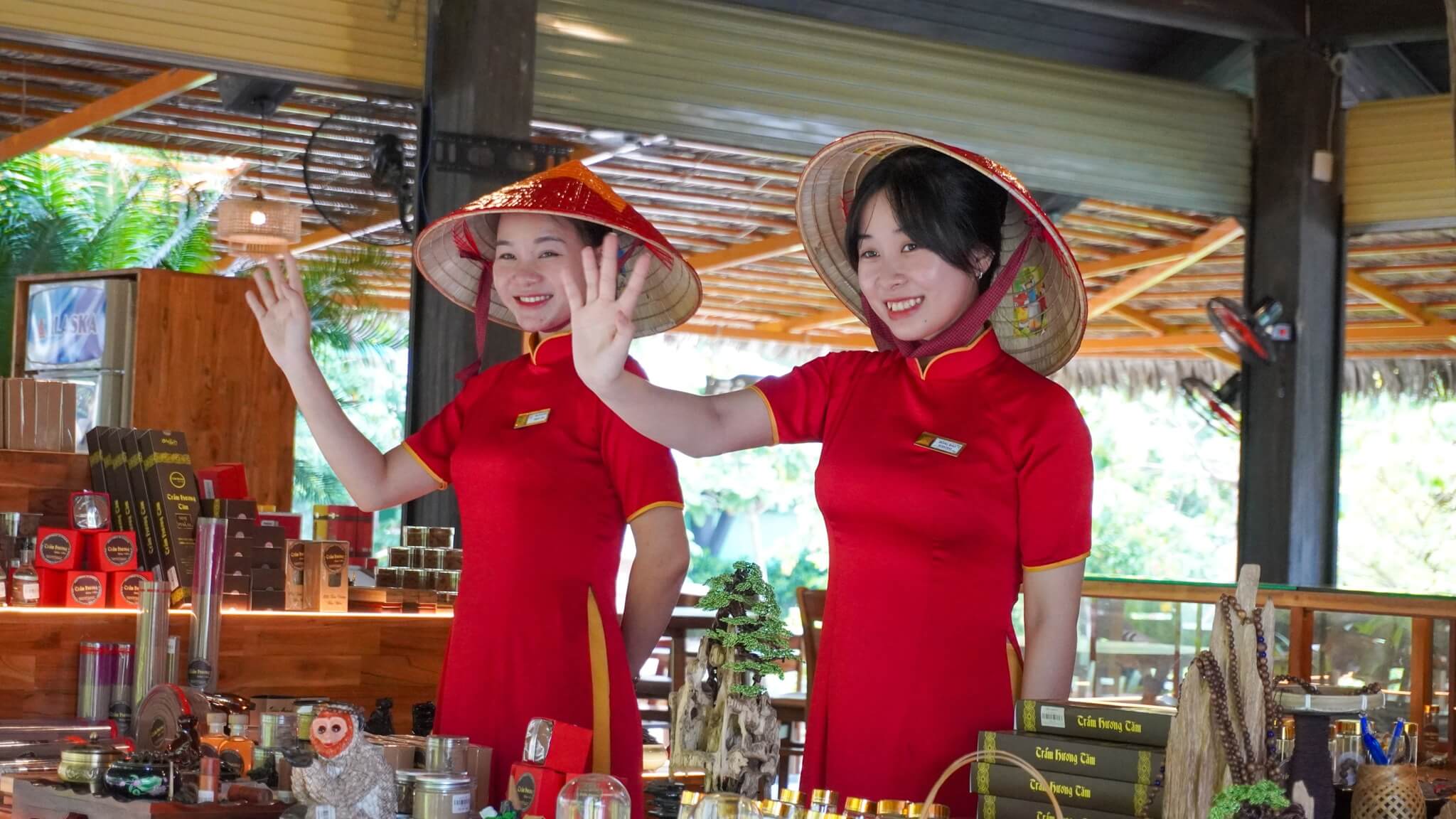 Dịp này, những chàng trai, cô gái của Sun World Hon Thom cũng xuất hiện đầy thân thương trong tà áo dài, áo phông và nón mang màu cờ Tổ quốc