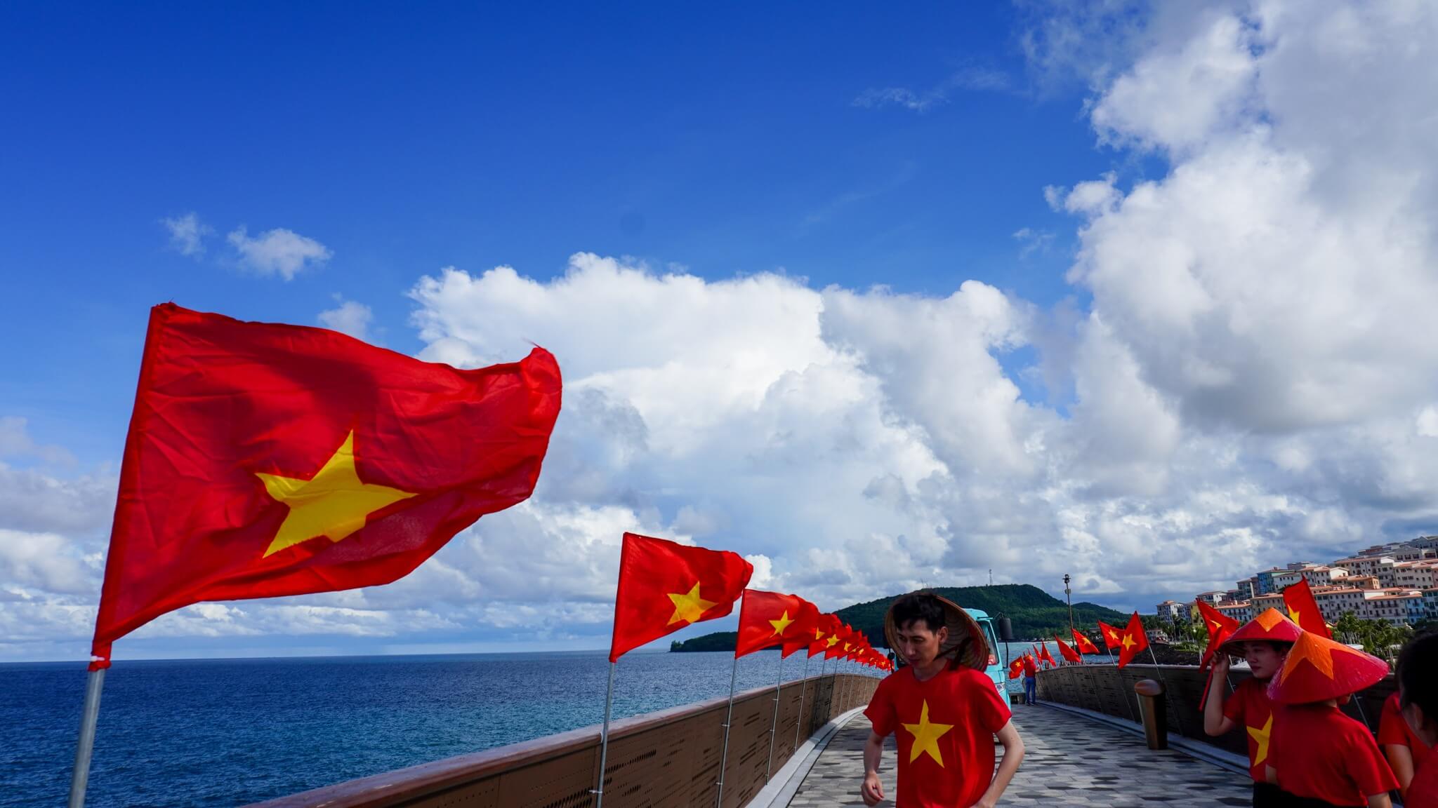 Buổi chiều trở lại Thị trấn Hoàng Hôn, đừng quên ghé thăm Cầu Hôn, công trình biểu tượng được CNN ca ngợi với thiết kế không chạm ấn tượng. Lễ 2.9, Cầu Hôn cũng được thay áo mới với hàng trăm lá cờ dọc 2 bên thành cầu, tô sắc đỏ rạng rỡ giữa biển trời Nam Phú Quốc