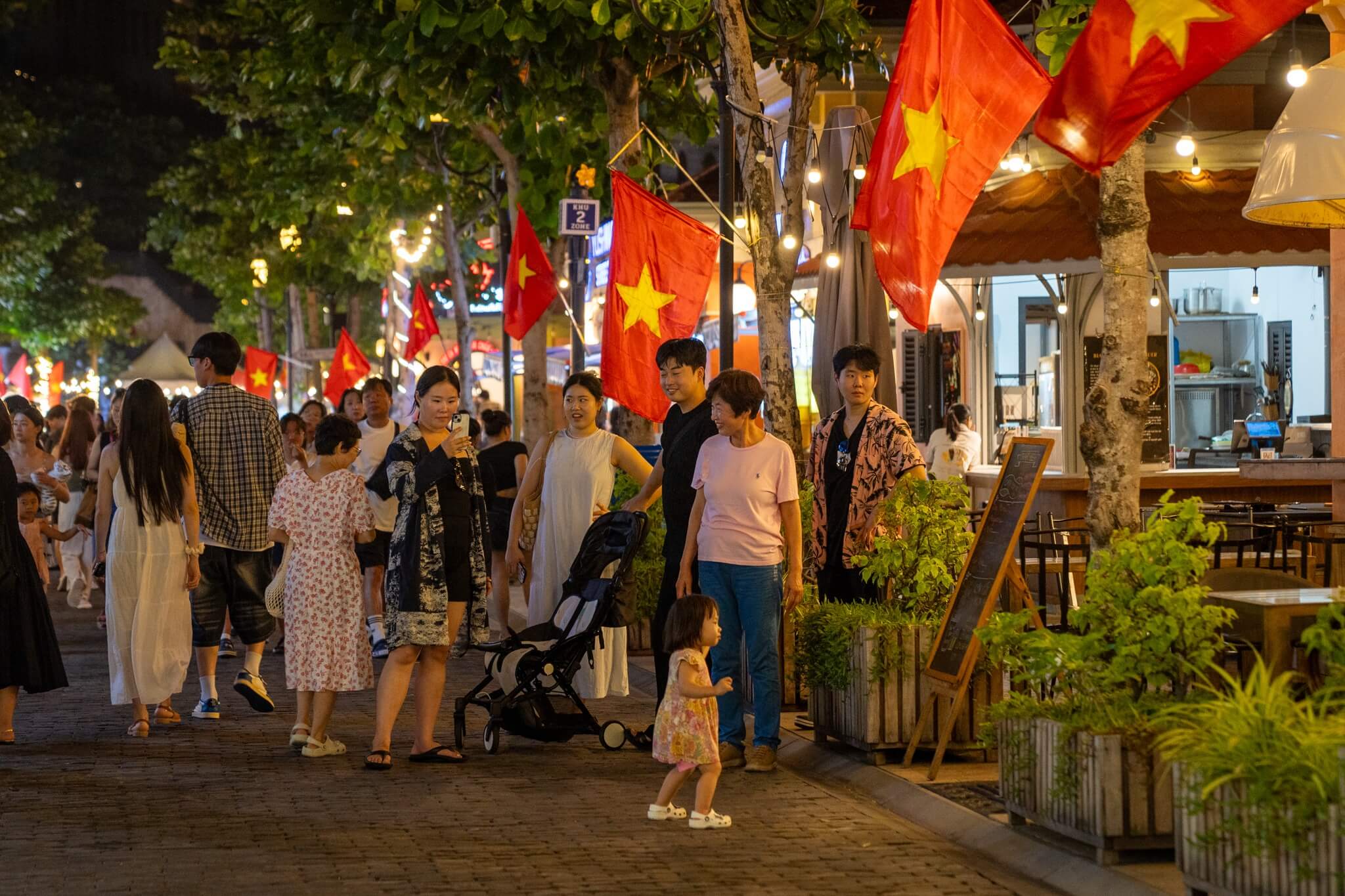 Ở chợ đêm Vui Phết Phú Quốc, các gian hàng đoàn kết như tổ dân phố, đồng loạt treo cờ Tổ quốc trước mái hiên chào mừng đại lễ