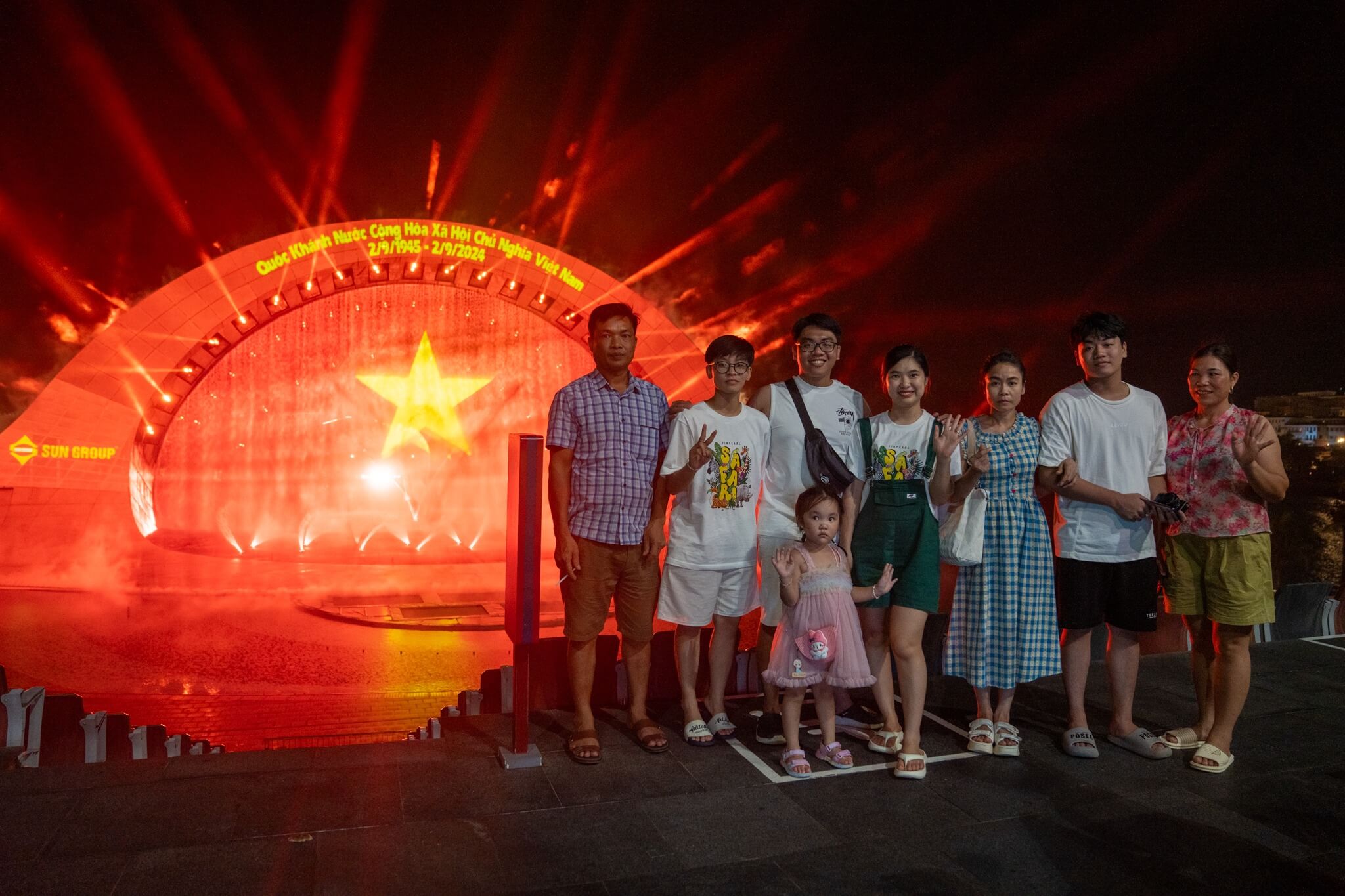 Ngay khi show diễn kết thúc, nền nhạc “Đừng hỏi Tổ quốc đã làm gì cho ta, mà cần hỏi ta đã làm gì cho Tổ quốc hôm nay” vang lên đầy hào hùng và màn chiếu nước biển lớn nhất châu Á sẽ rực sáng nền cờ Tổ quốc