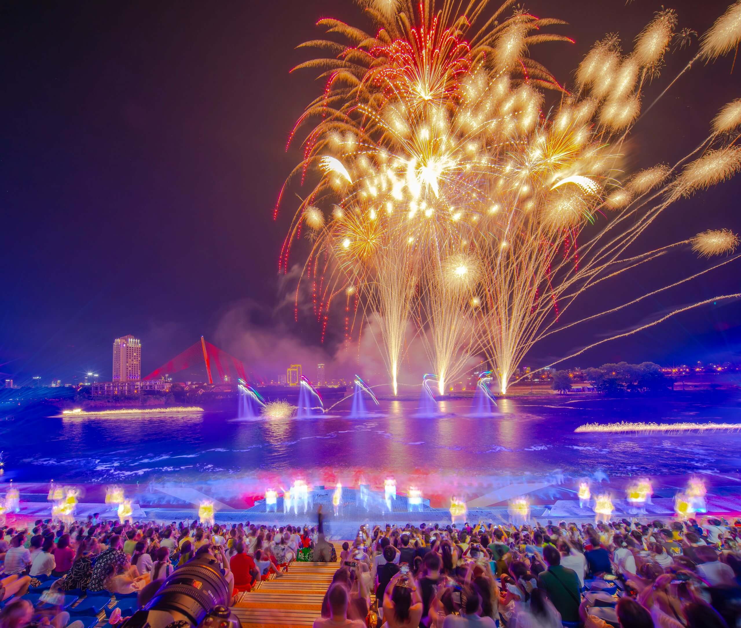 Màn pháo hoa “siêu thực” trong show diễn Symphony of River