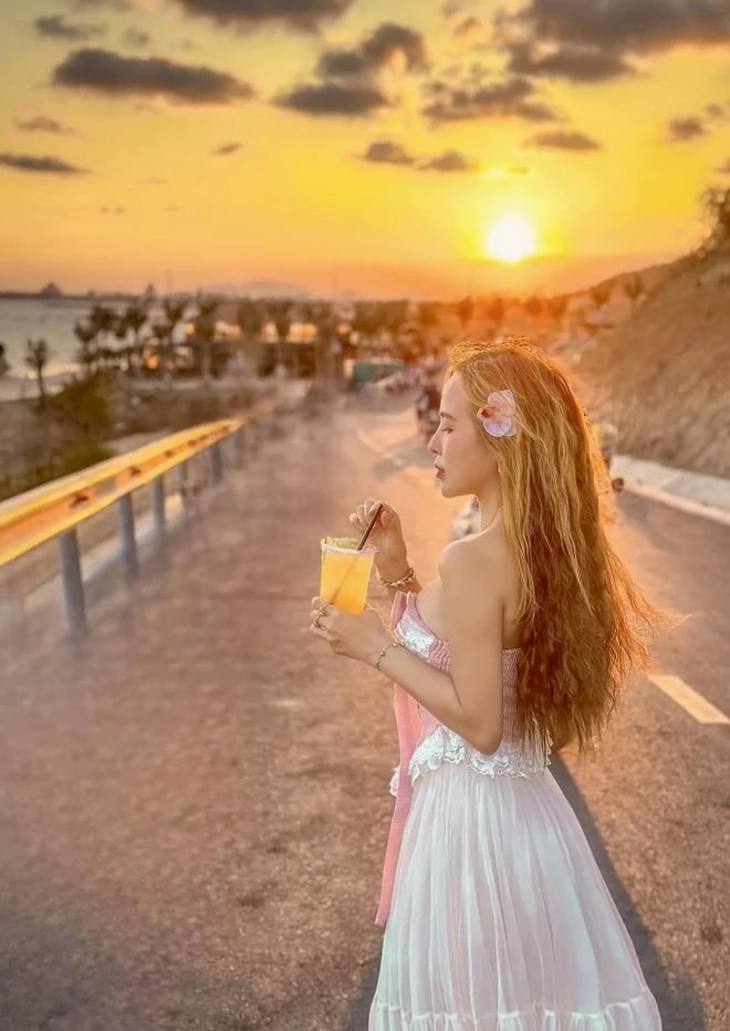 Con dốc hoàng hôn được giới trẻ ví von 'check-in đẹp như phim'.