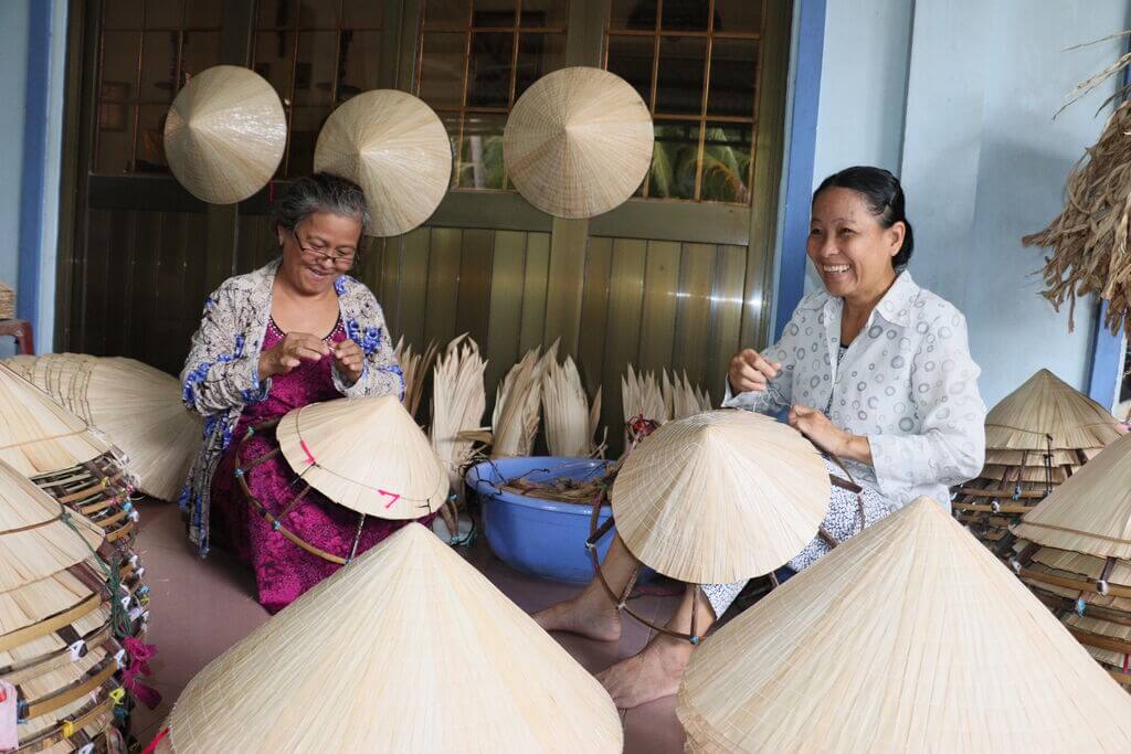 Người dân ở đây rất thân thiện và nhiệt tình, họ luôn sẵn sàng chia sẻ và giúp đỡ du khách.