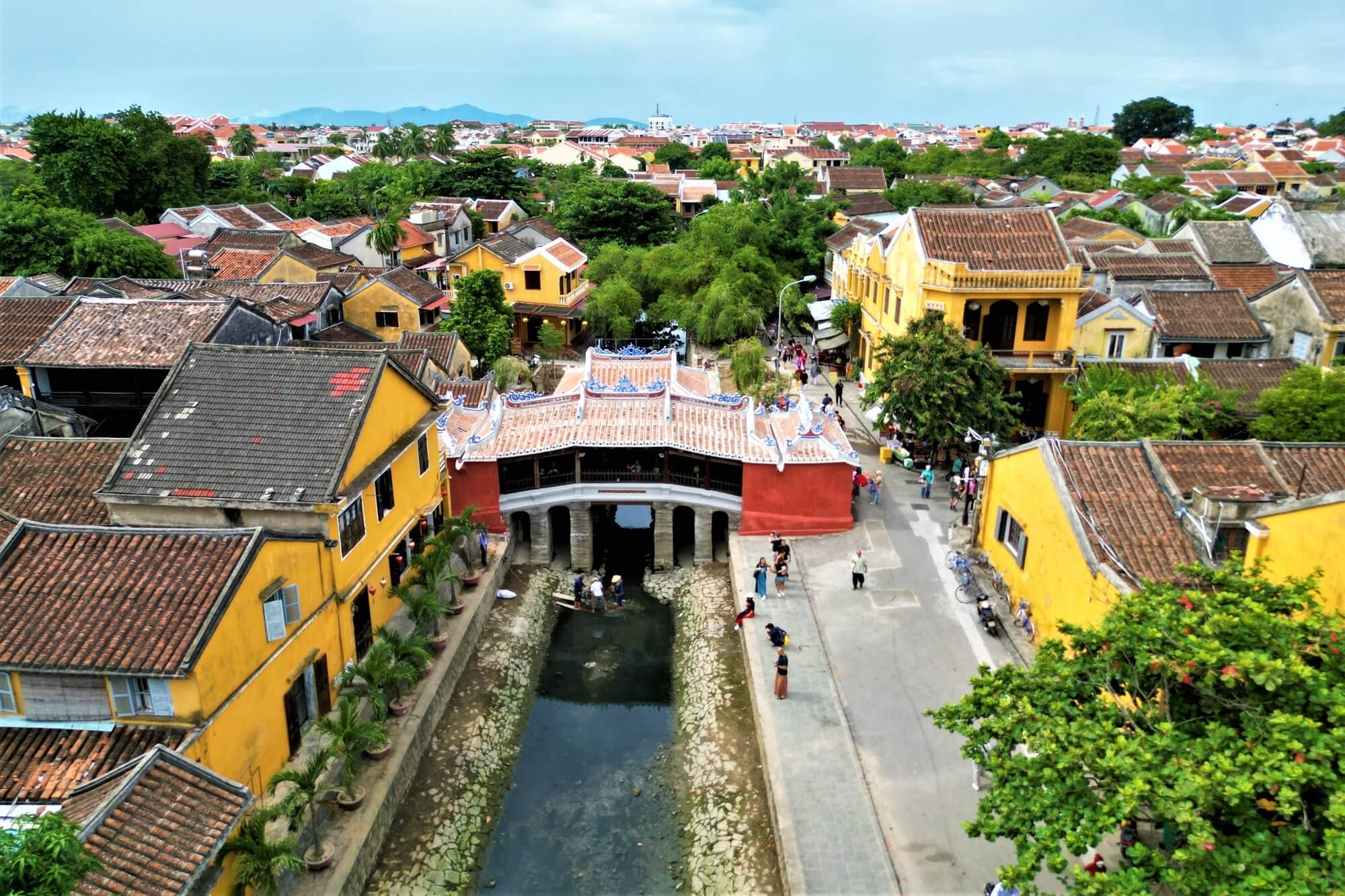 Chùa Cầu tọa lạc bên bờ sông Hoài, phố cổ Hội An (Quảng Nam), nơi từng là thương cảng sầm uất, nơi diễn ra hoạt động giao thương nhộn nhịp bậc nhất trong khu vực. Hiện đây là đô thị cổ sở hữu vẻ đẹp trầm mặc, cổ kính, là điểm dừng chân của nhiều du khách trong và ngoài nước.