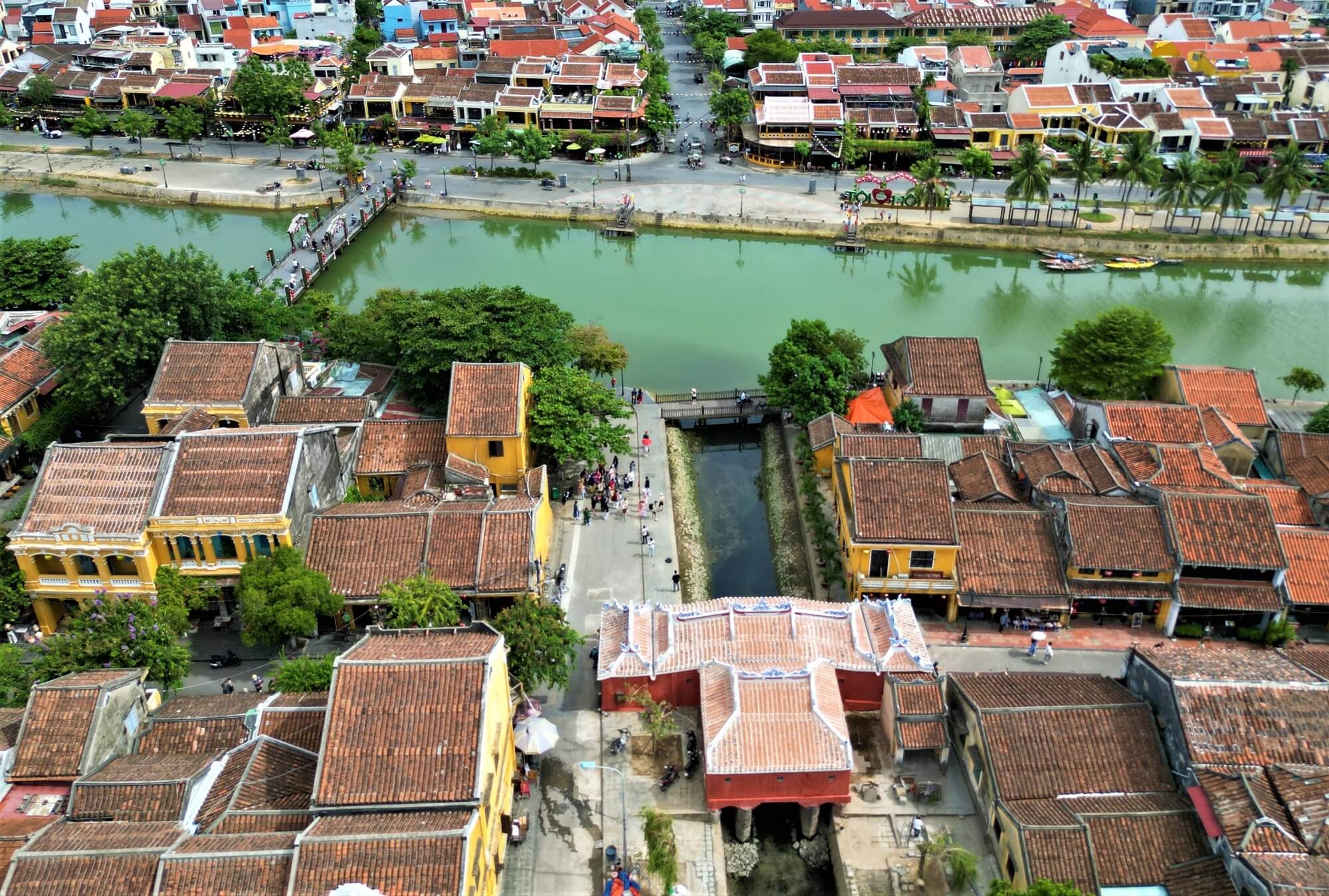 Chùa Cầu tọa lạc bên bờ sông Hoài, phố cổ Hội An (Quảng Nam), nơi từng là thương cảng sầm uất, nơi diễn ra hoạt động giao thương nhộn nhịp bậc nhất trong khu vực. Hiện đây là đô thị cổ sở hữu vẻ đẹp trầm mặc, cổ kính, là điểm dừng chân của nhiều du khách trong và ngoài nước.