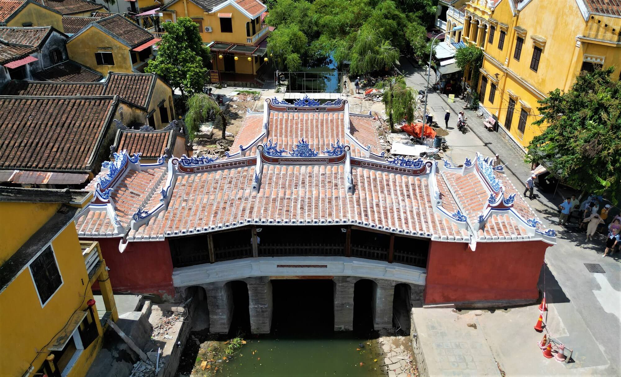 Chùa Cầu tọa lạc bên bờ sông Hoài, phố cổ Hội An (Quảng Nam), nơi từng là thương cảng sầm uất, nơi diễn ra hoạt động giao thương nhộn nhịp bậc nhất trong khu vực. Hiện đây là đô thị cổ sở hữu vẻ đẹp trầm mặc, cổ kính, là điểm dừng chân của nhiều du khách trong và ngoài nước.