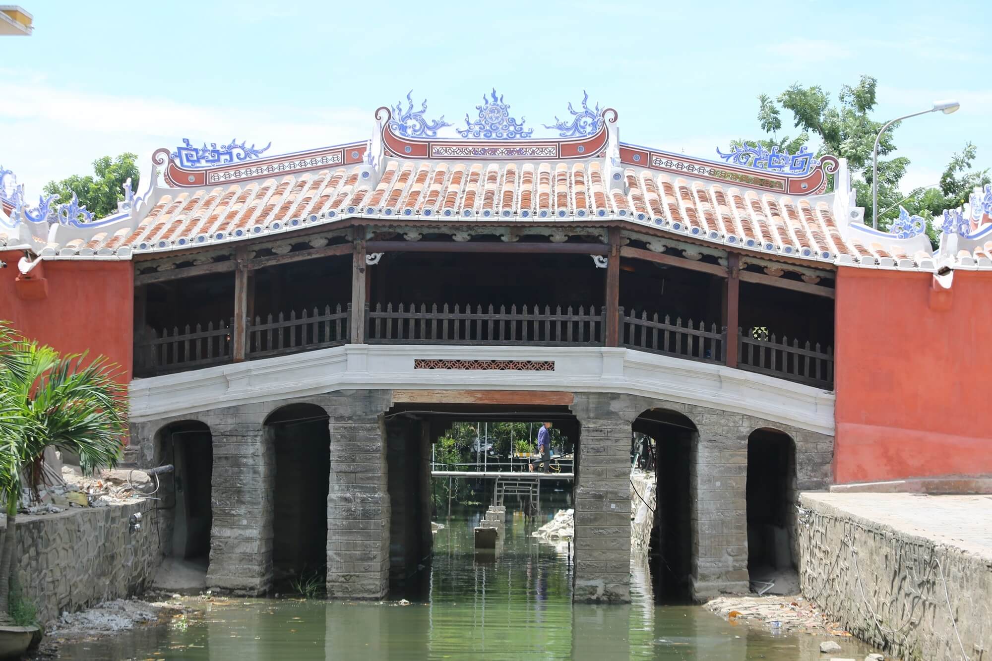 Chùa Cầu tọa lạc bên bờ sông Hoài, phố cổ Hội An (Quảng Nam), nơi từng là thương cảng sầm uất, nơi diễn ra hoạt động giao thương nhộn nhịp bậc nhất trong khu vực. Hiện đây là đô thị cổ sở hữu vẻ đẹp trầm mặc, cổ kính, là điểm dừng chân của nhiều du khách trong và ngoài nước.