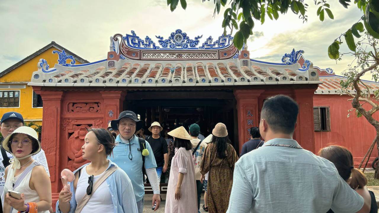 Chùa Cầu tọa lạc bên bờ sông Hoài, phố cổ Hội An (Quảng Nam), nơi từng là thương cảng sầm uất, nơi diễn ra hoạt động giao thương nhộn nhịp bậc nhất trong khu vực. Hiện đây là đô thị cổ sở hữu vẻ đẹp trầm mặc, cổ kính, là điểm dừng chân của nhiều du khách trong và ngoài nước.
