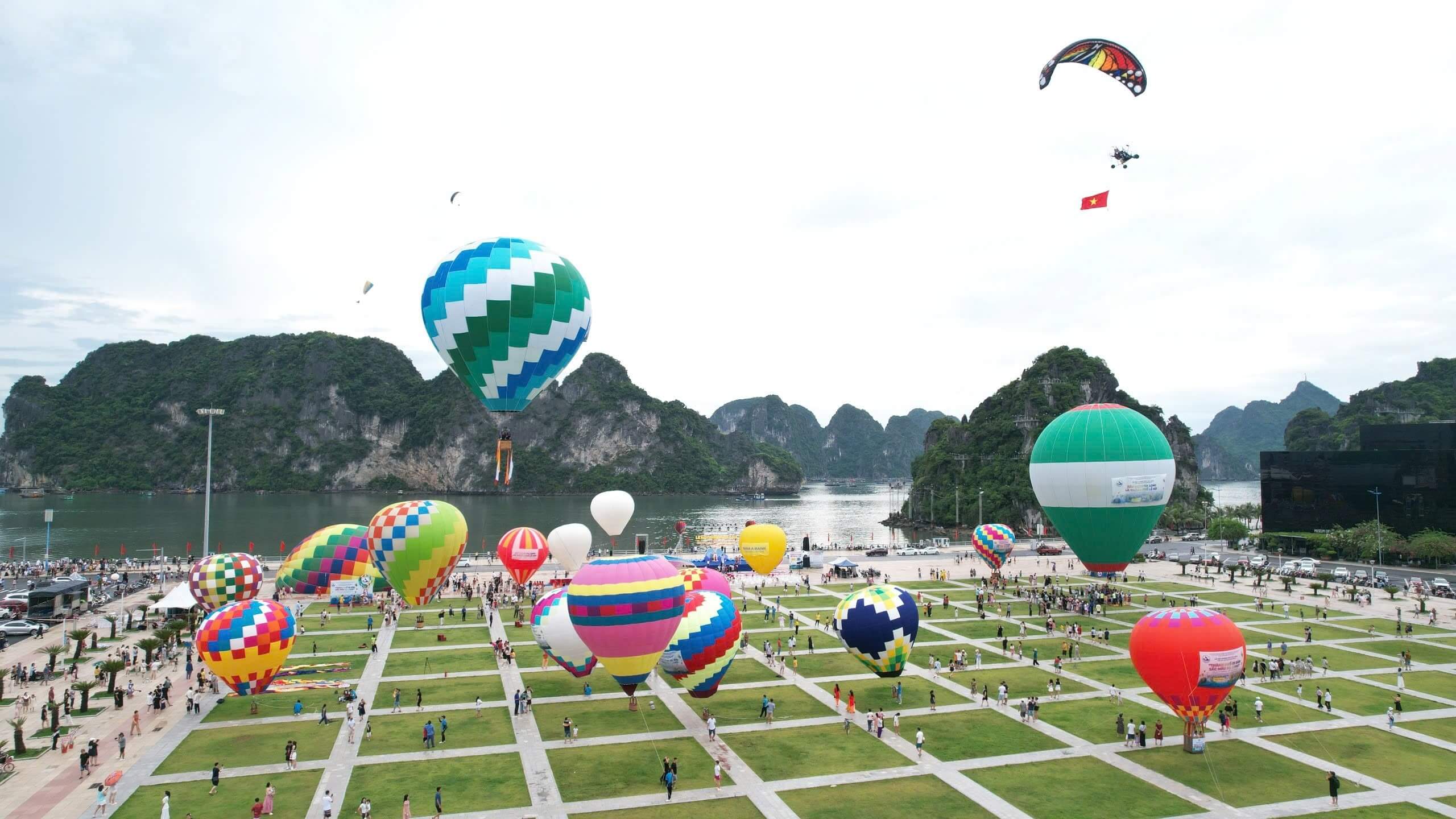 Lễ hội khinh khí cầu lần đầu được tổ chức bên vịnh Hạ Long thu hút rất đông du khách trải nghiệm