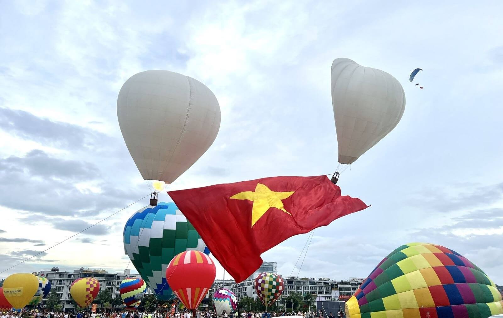 Khinh khí cầu mang theo lá cờ tổ quốc bay treo trên khán đài đã đem lại nhiều cảm xúc cho người dân và du khách