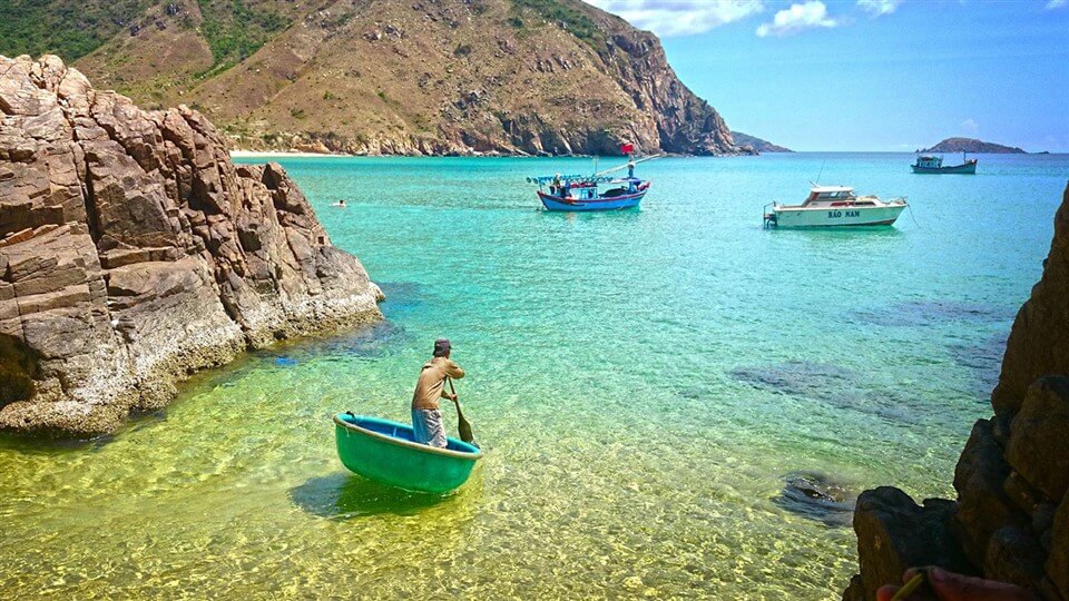 Du khách nên đi vào mùa nắng để chiêm ngưỡng trọn vẹn nét đẹp nơi đây.