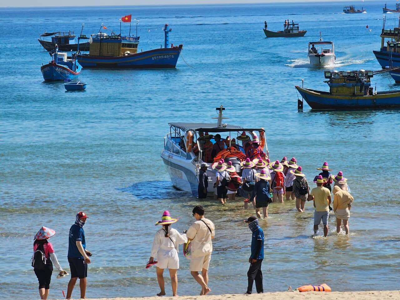Ghe, cano là cách di chuyển thuận lợi nhất