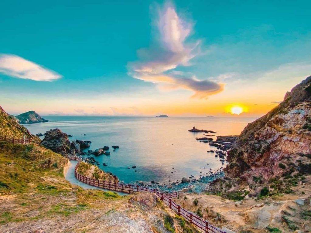 Kỳ Co Quy Nhơn hiện lên với vẻ đẹp hoang sơ, bãi biển dài uốn cong hình lưỡi liềm như vầng trăng khuyết, tạo nên một cảnh quan quyến rũ.