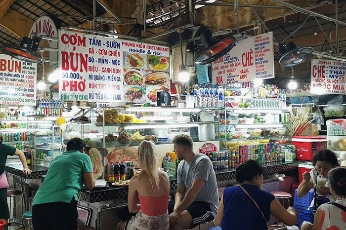 Khi đến chợ Bến Thành, bạn không thể bỏ qua khu ẩm thực phong phú với nhiều món ăn truyền thống từ khắp nơi trên cả nước.