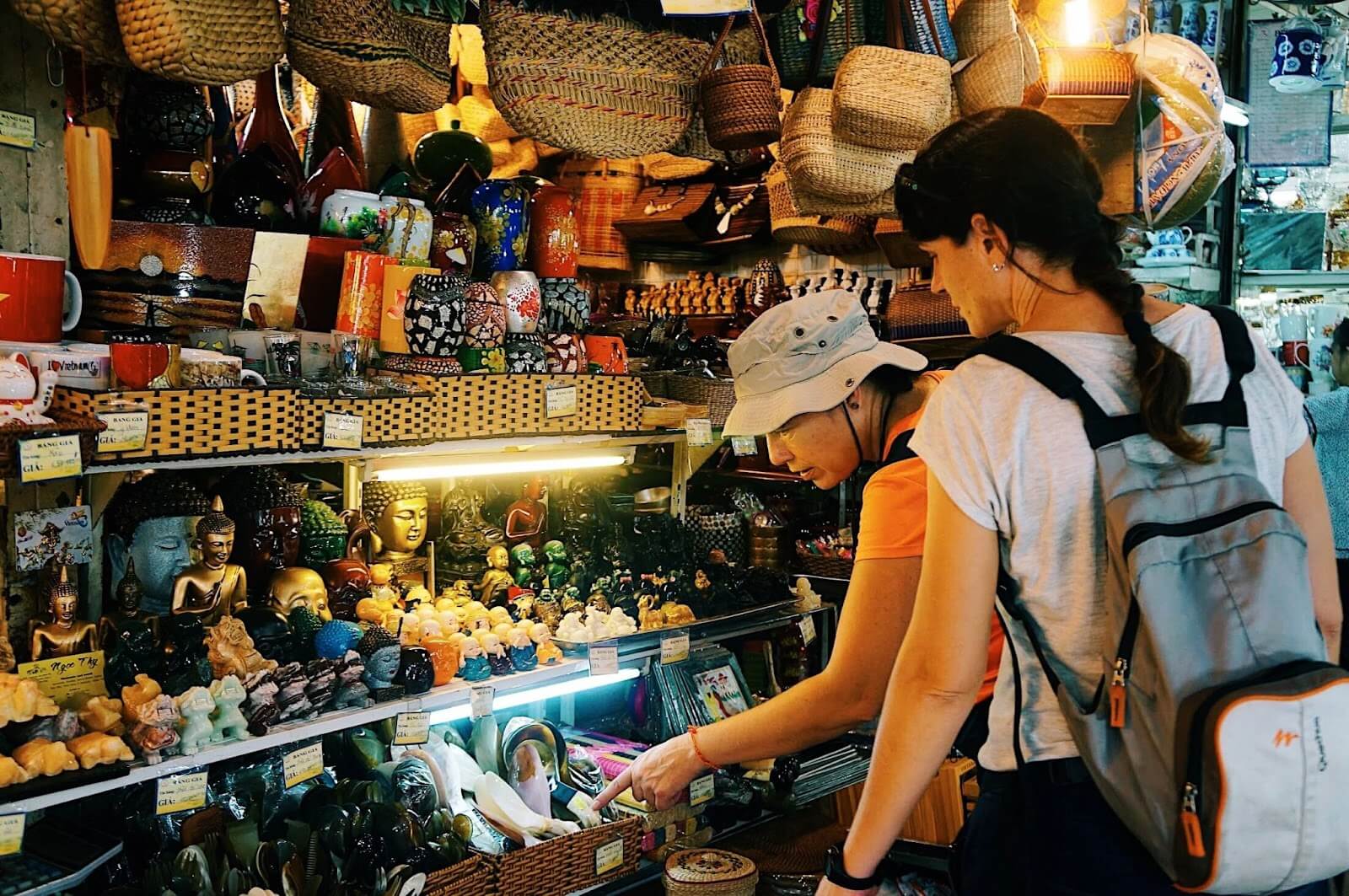 Chợ Bến Thành bày bán đa dạng các mặt hàng như quần áo, vải sợi, giày dép thời trang, hàng thủ công mỹ nghệ, thực phẩm tươi sống, trái cây và hoa tươi…