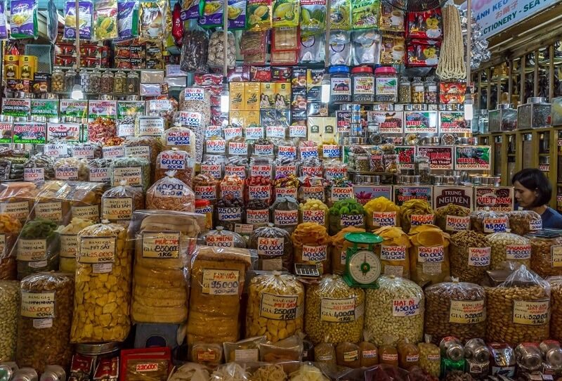 Chợ Bến Thành bày bán đa dạng các mặt hàng như quần áo, vải sợi, giày dép thời trang, hàng thủ công mỹ nghệ, thực phẩm tươi sống, trái cây và hoa tươi…